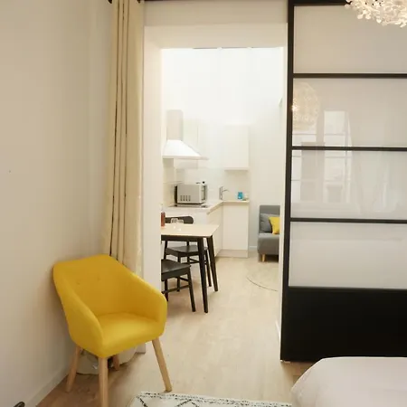 T2 Avec Verriere Situe En Hyper Centre Avec Wifi, Linge, Draps, Savons Et Serviettes Fournis * 干邑