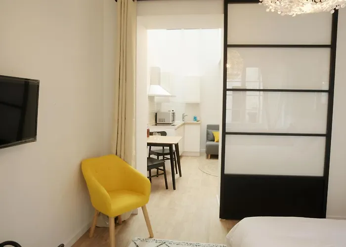 T2 Avec Verrière Situé En Hyper Centre Avec Wifi, Linge, Draps, Savons Et Serviettes Fournis * Cognac